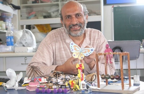 Arvind Gupta Passed from IIT Kanpur the magicianToymaker Img Source: Theiitian